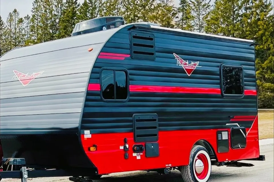 2022 Retro 165 (2,840 LBS & Solar Panel)
