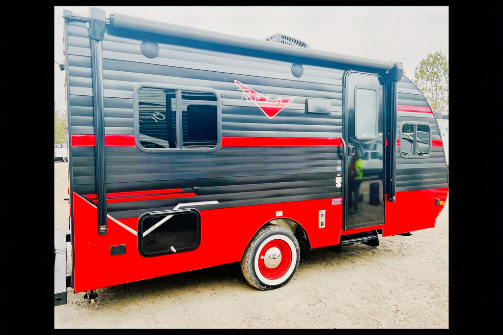 2022 Retro 165 (2,840 LBS & Solar Panel)