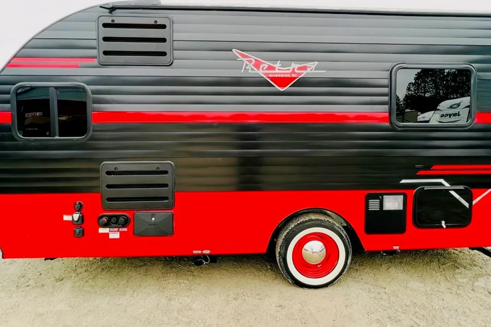 2022 Retro 165 (2,840 LBS & Solar Panel)
