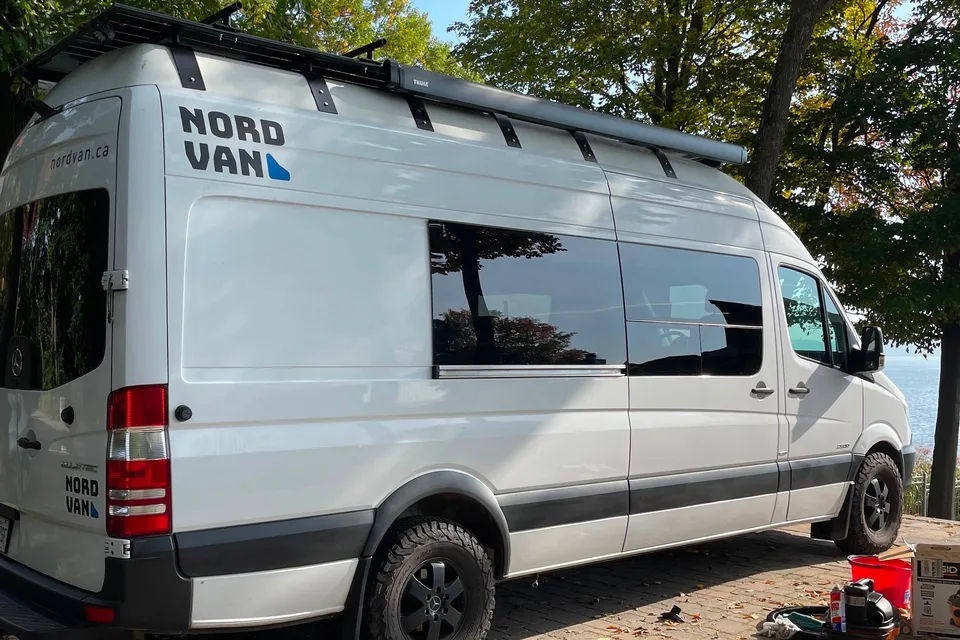[Louez notre /Rent Our] :  Mercedes Sprinter 4x4 Aménagé