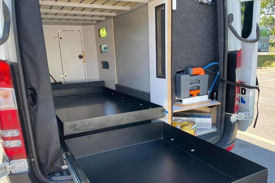 [Louez notre /Rent Our] :  Mercedes Sprinter 4x4 Aménagé