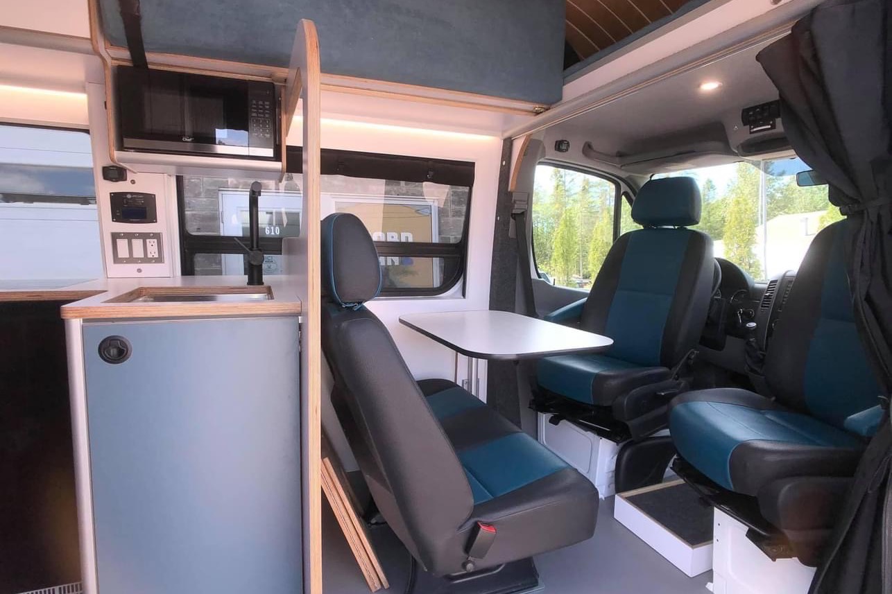 [Louez notre /Rent Our] :  Mercedes Sprinter 4x4 Aménagé