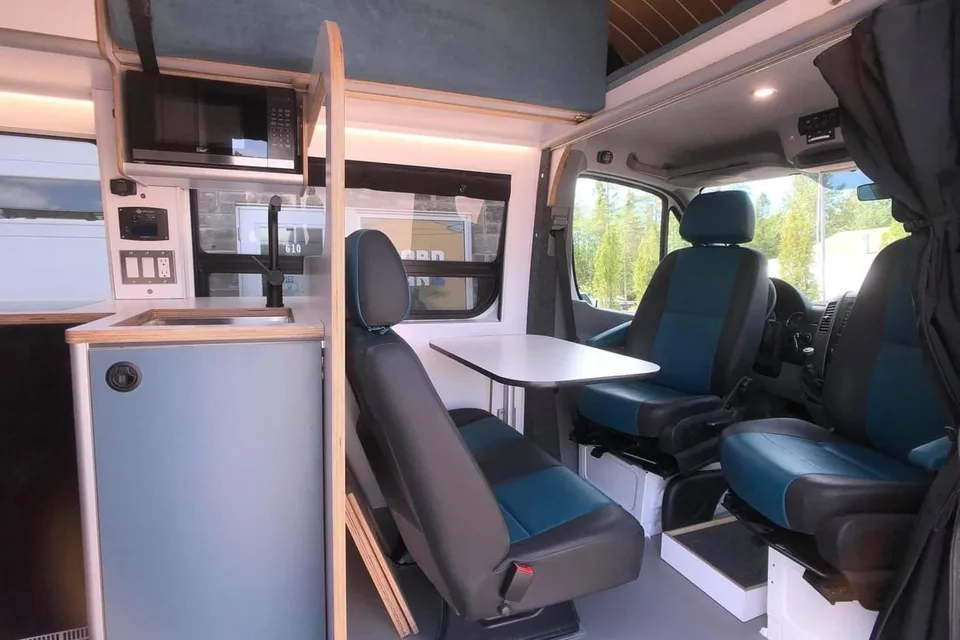 [Louez notre /Rent Our] :  Mercedes Sprinter 4x4 Aménagé
