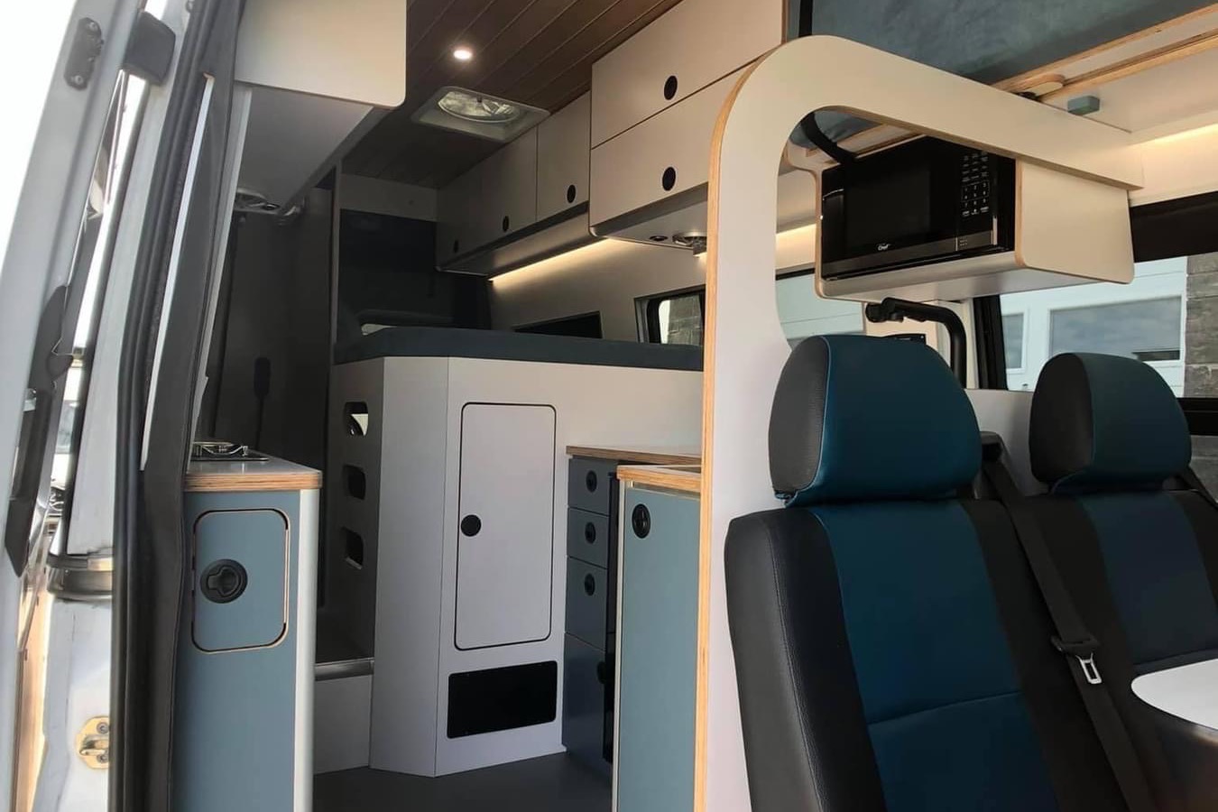 [Louez notre /Rent Our] :  Mercedes Sprinter 4x4 Aménagé