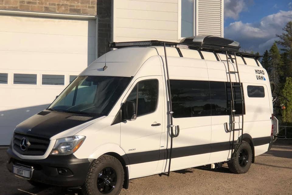 [Louez notre /Rent Our] :  Mercedes Sprinter 4x4 Aménagé