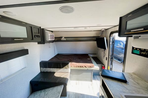 π The Campventure Cruiser π Sleeps 6 β’ Dutchman Travel Trailer β’ Ready for adventure!