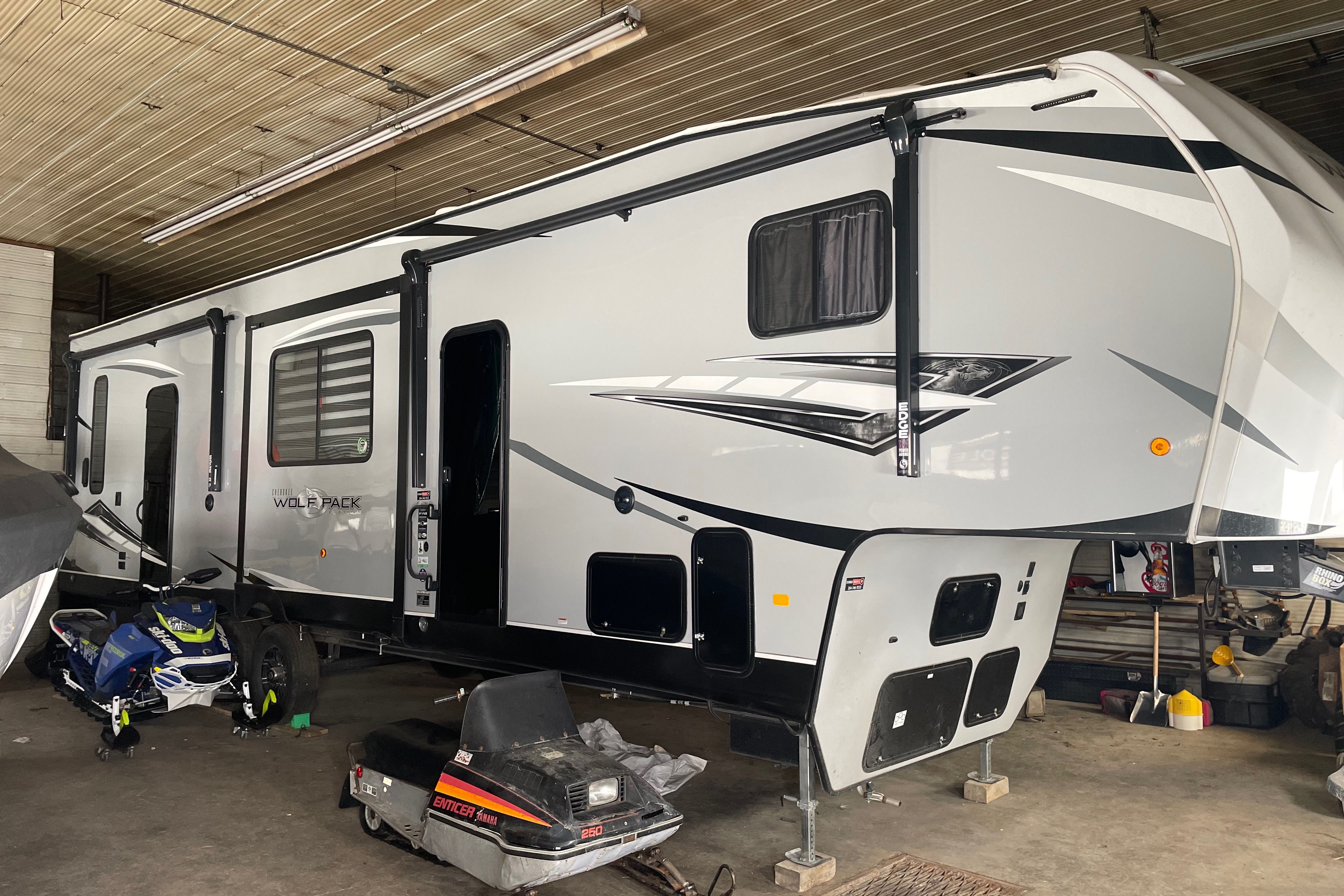 Cole's Forest River 325 pack 13 Toy Hauler