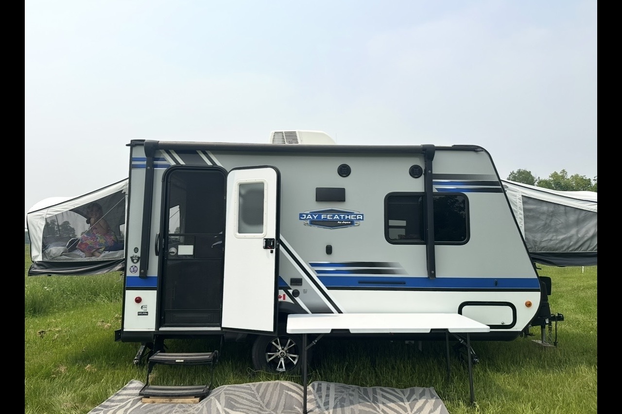 Angelle's Jayco Jay Feather X17Z Hybrid