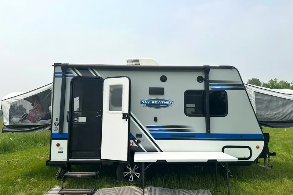 Angelle's Jayco Jay Feather X17Z Hybrid