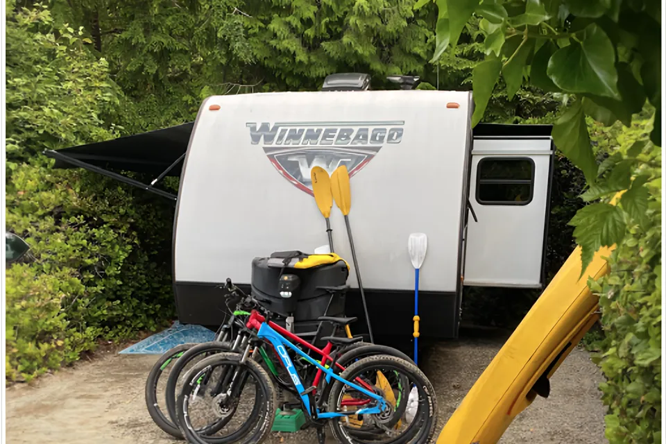 Winnebago Minnie Winnie 24ft Trailer w/bunks and queen