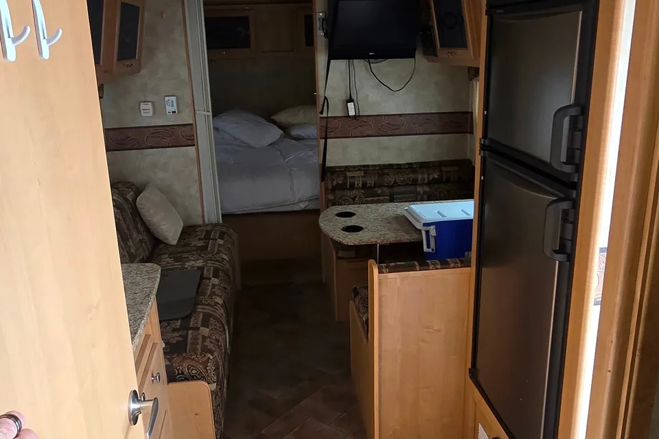 Neil's Starcraft M-24QB Travel Trailer