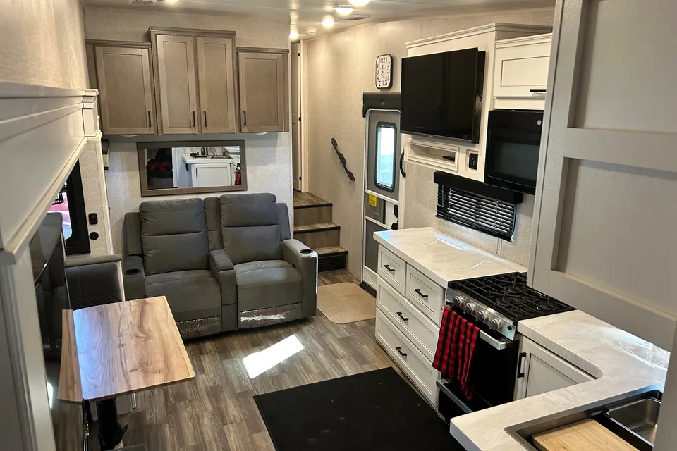Your Home Away From Home-Jayco Eagle 2025 Fifth Wheel