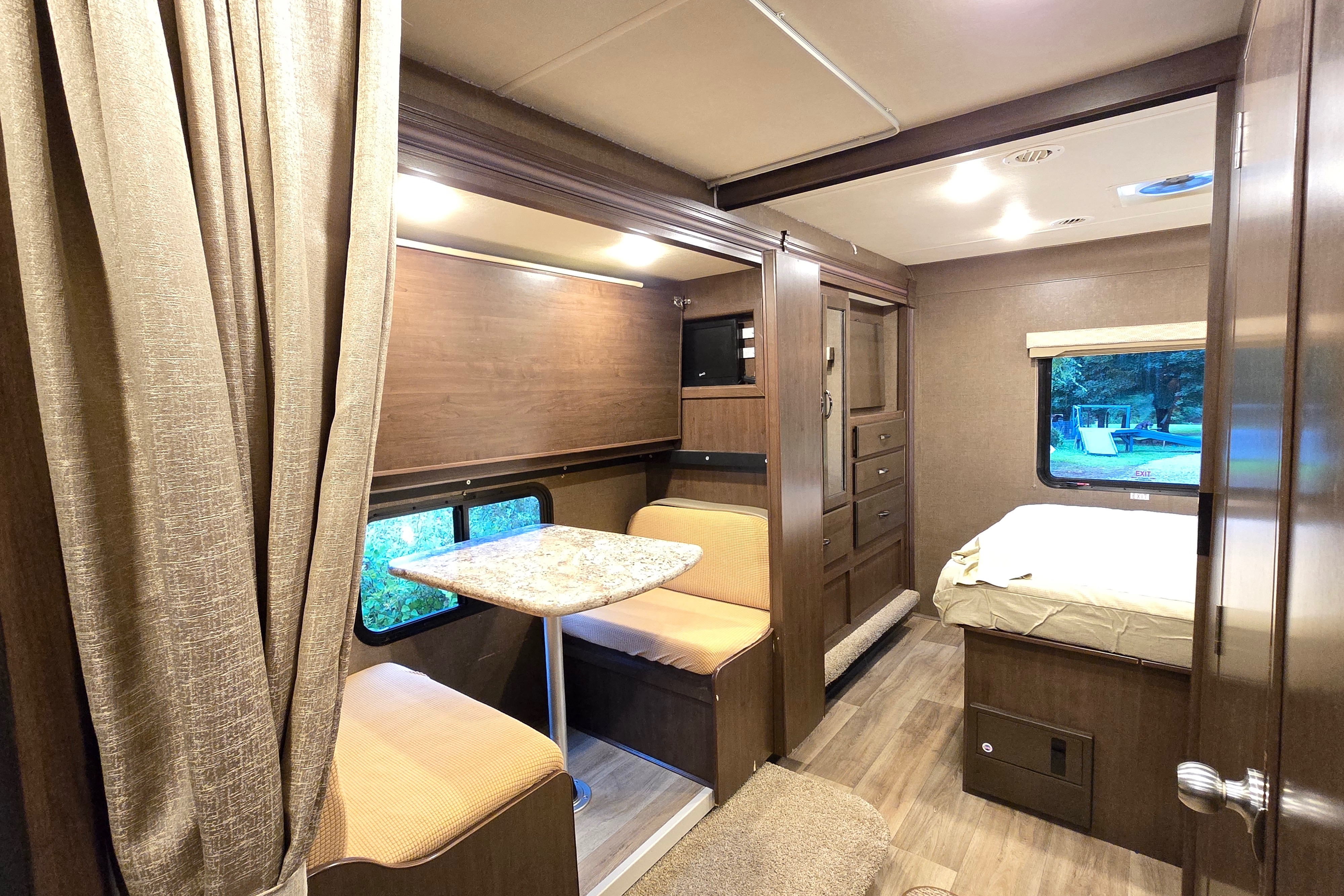 Thor Motor Coach Freedom Elite 30FE Bunkhous