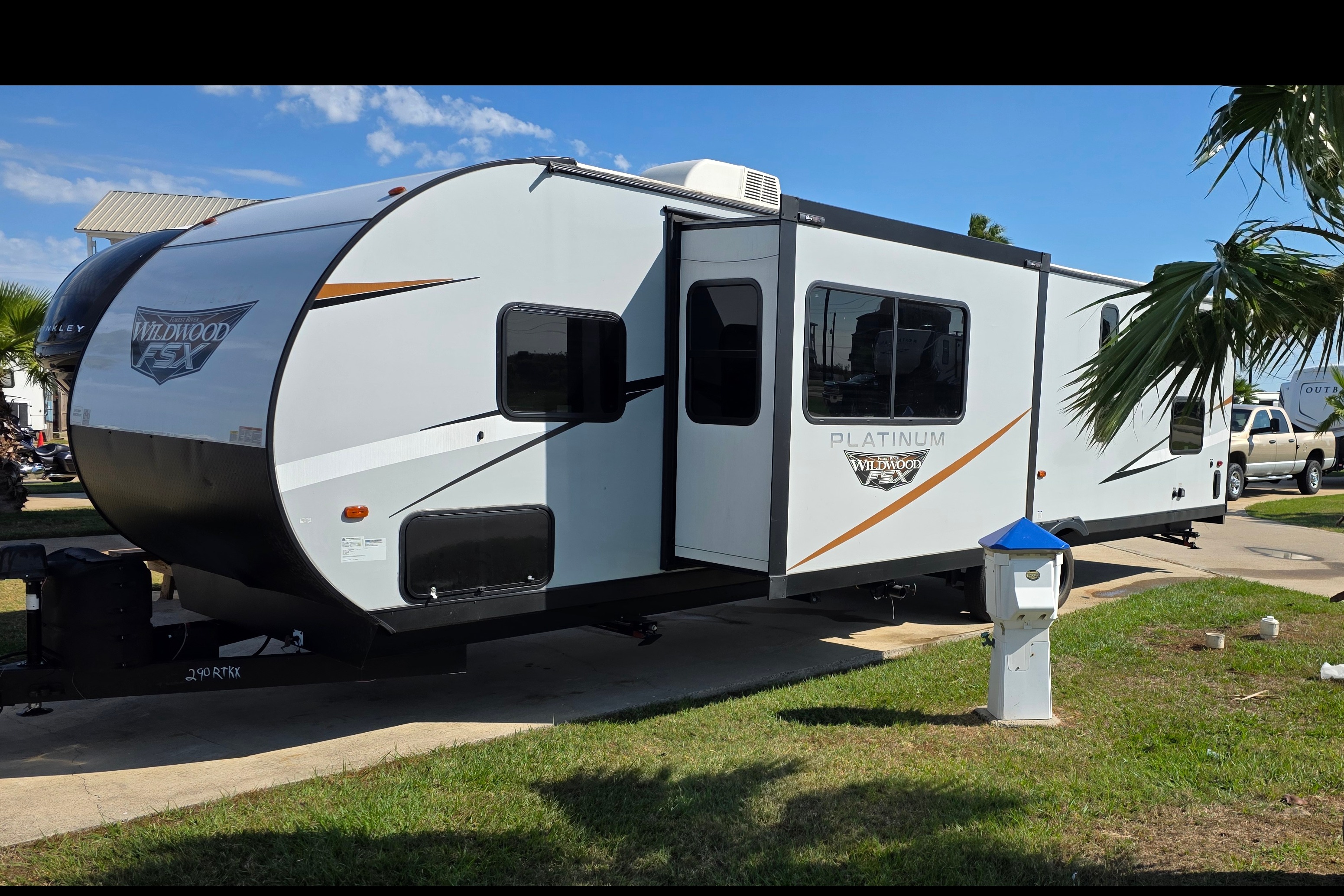Platinum Forest River Wildwind Travel Trailer