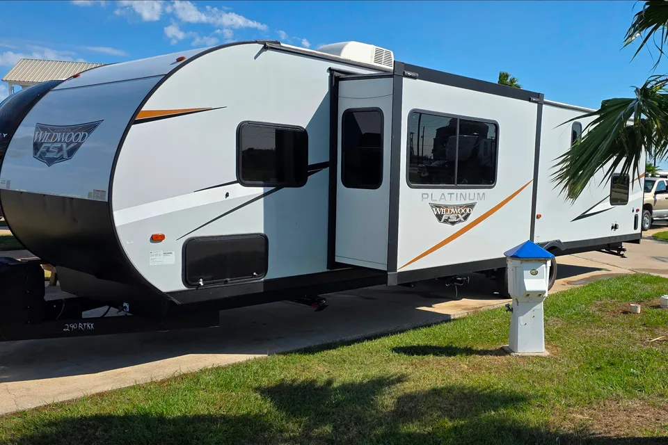 Platinum Forest River Wildwind Travel Trailer