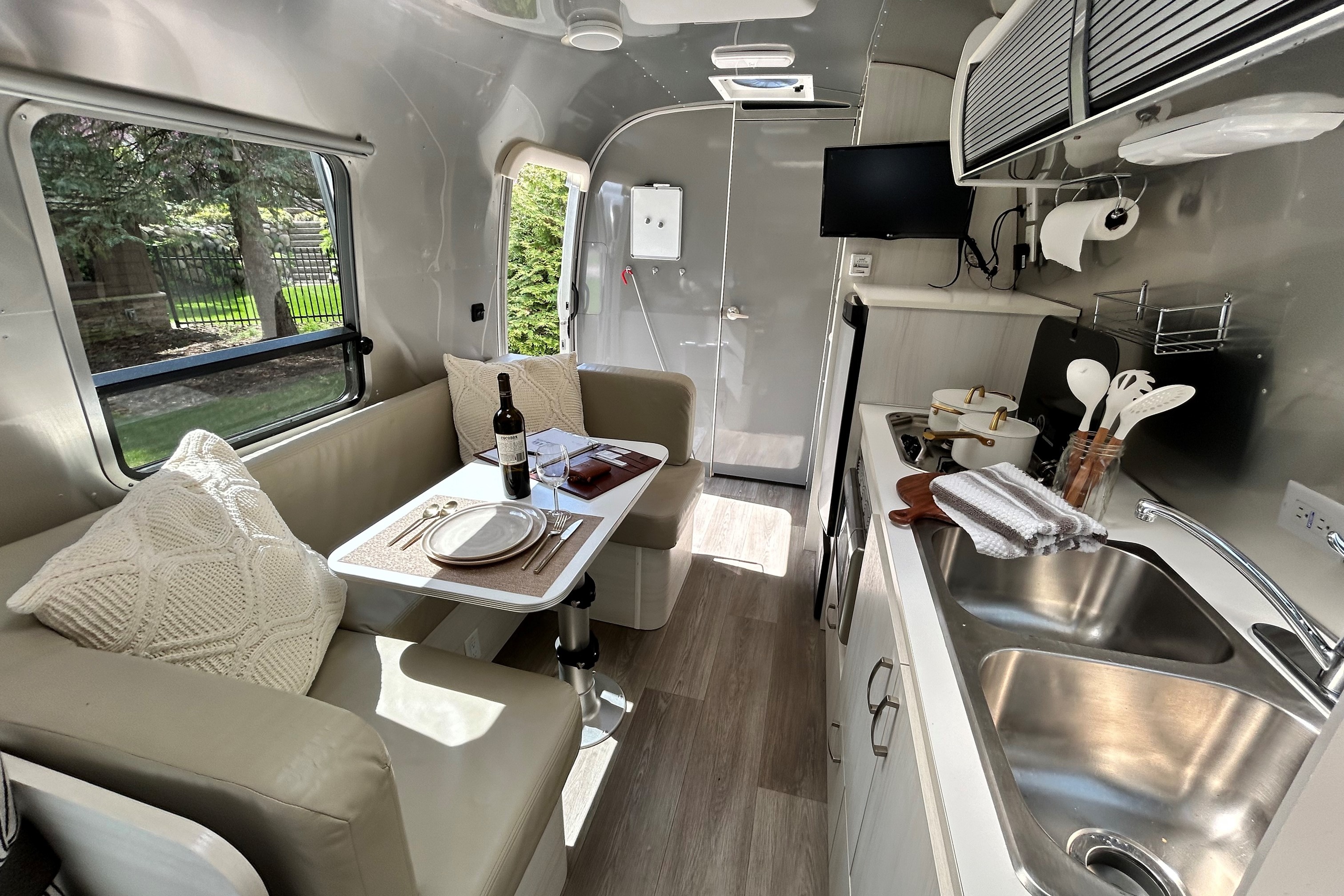Magnolia 2 Airstream 22ft Bambi Sport **FULLY LOADED**