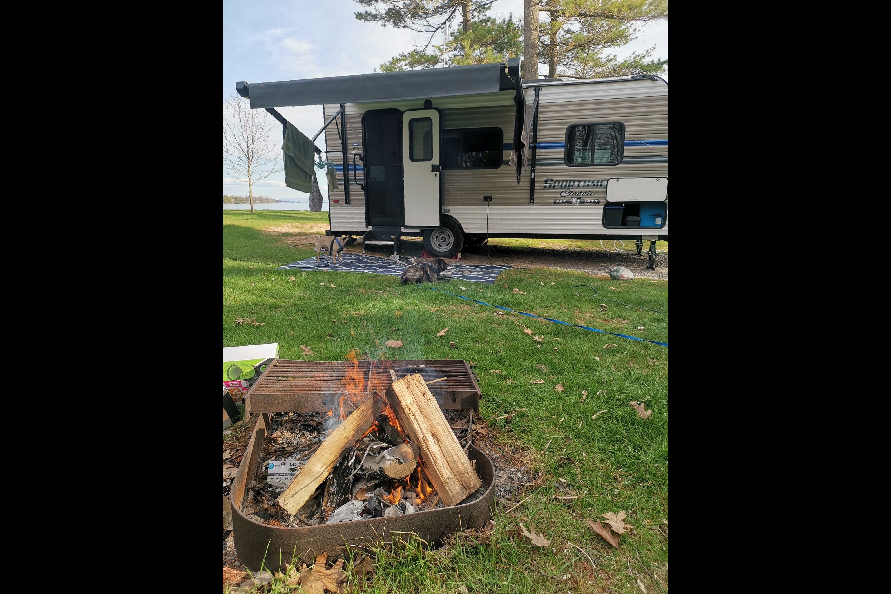 Roulotte familiale 4 pers – Lit queen + 2 enfants – Prête à camper
