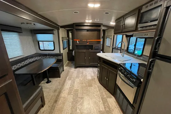 Spacious Clean 27.7' Travel Trailer w/ slide-out