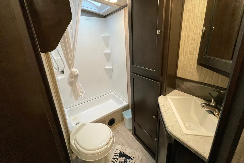 Spacious Clean 27.7' Travel Trailer w/ slide-out