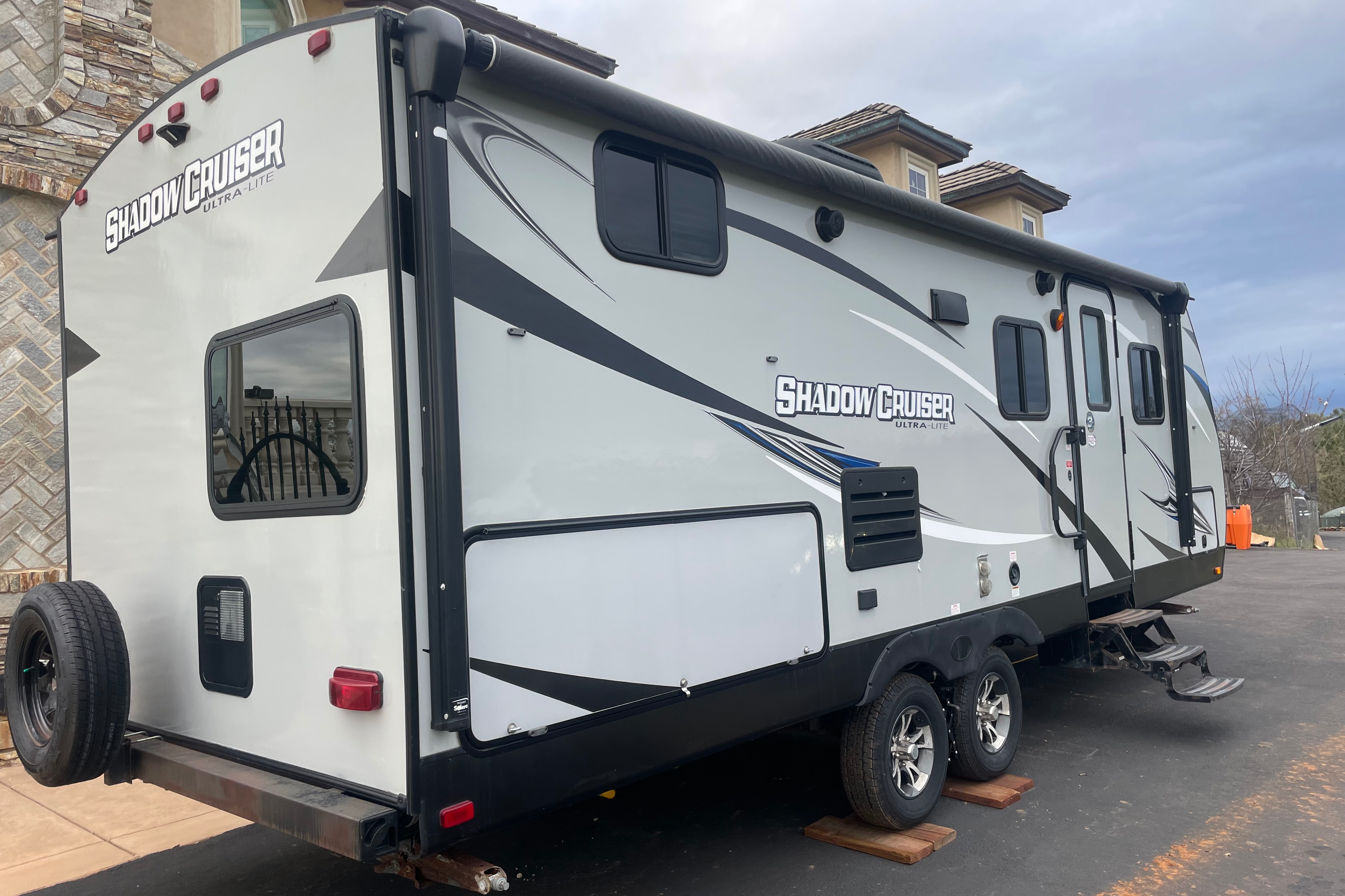 Spacious Clean 27.7' Travel Trailer w/ slide-out