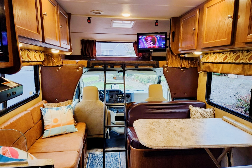 Comfy & Clean Coachmen Leprechaun