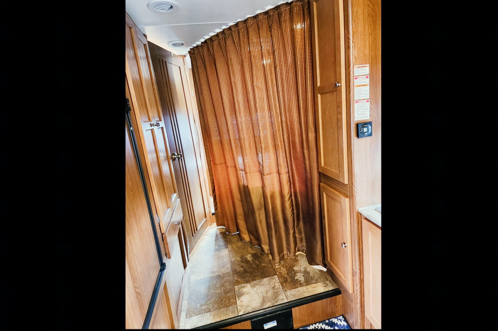 Comfy & Clean Coachmen Leprechaun