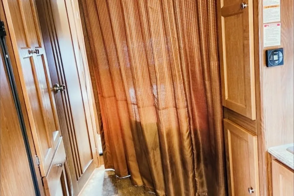 Comfy & Clean Coachmen Leprechaun