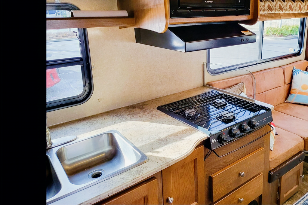 Comfy & Clean Coachmen Leprechaun