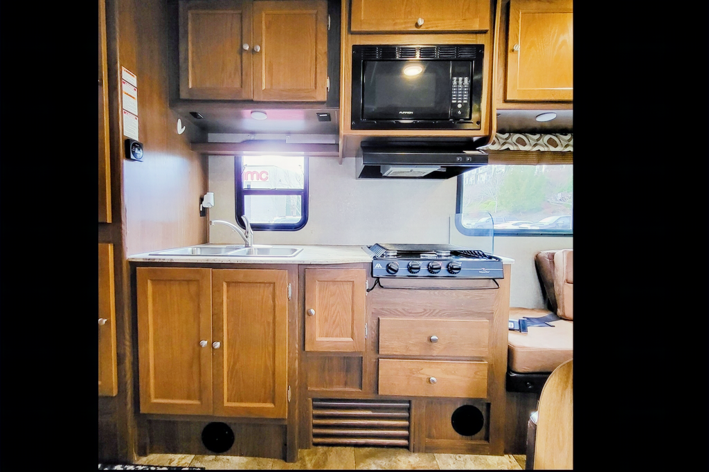 Comfy & Clean Coachmen Leprechaun