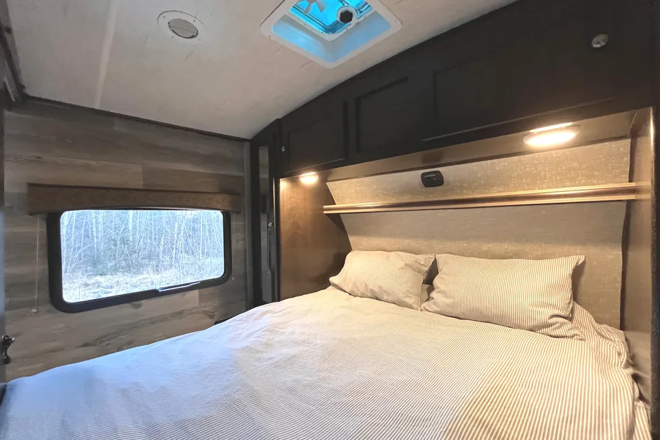 Stationary Getaway near Kelowna – Sleeps 4, Queen Bed, AC, Private Acreage with Activities