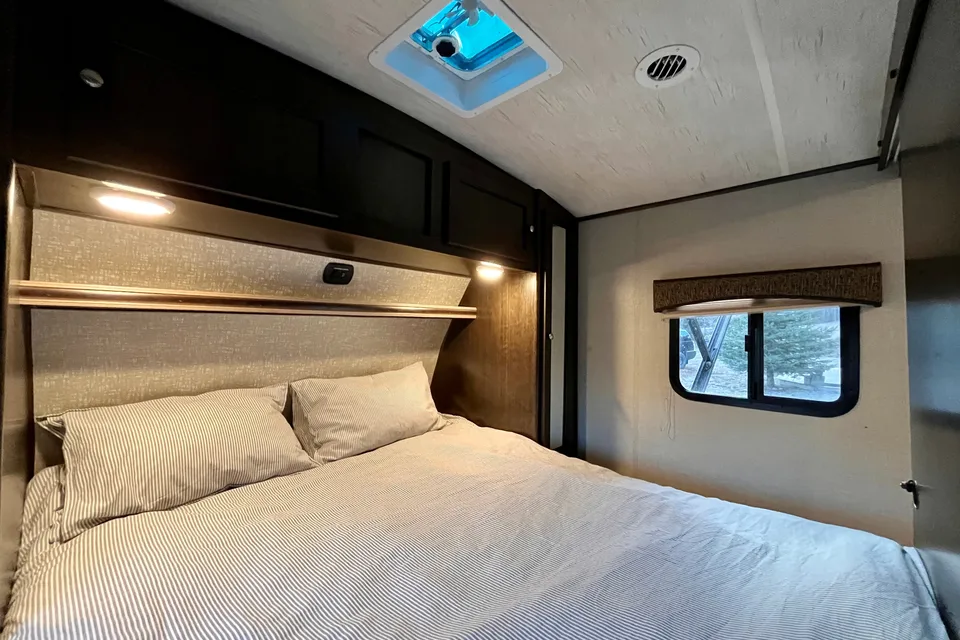 Stationary Getaway near Kelowna – Sleeps 4, Queen Bed, AC, Private Acreage with Activities