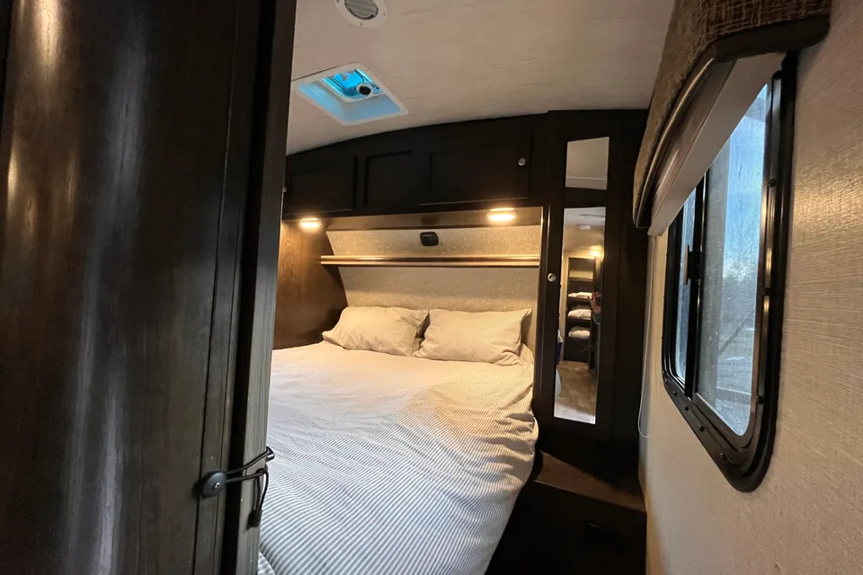 Stationary Getaway near Kelowna – Sleeps 4, Queen Bed, AC, Private Acreage with Activities