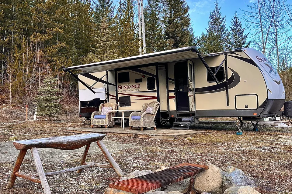 Stationary Getaway near Kelowna – Sleeps 4, Queen Bed, AC, Private Acreage with Activities