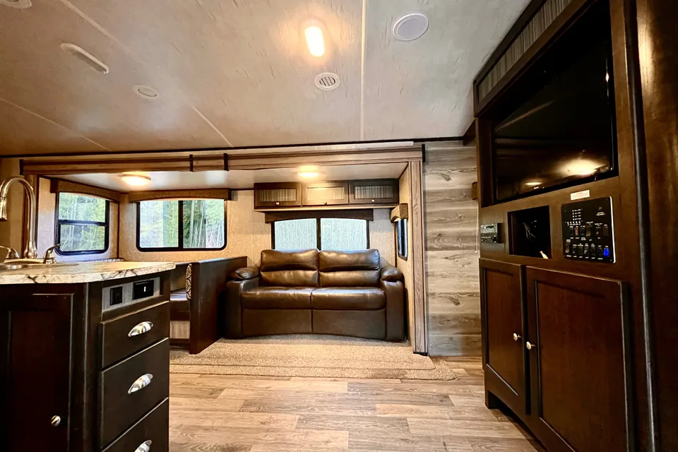 Stationary Getaway near Kelowna – Sleeps 4, Queen Bed, AC, Private Acreage with Activities