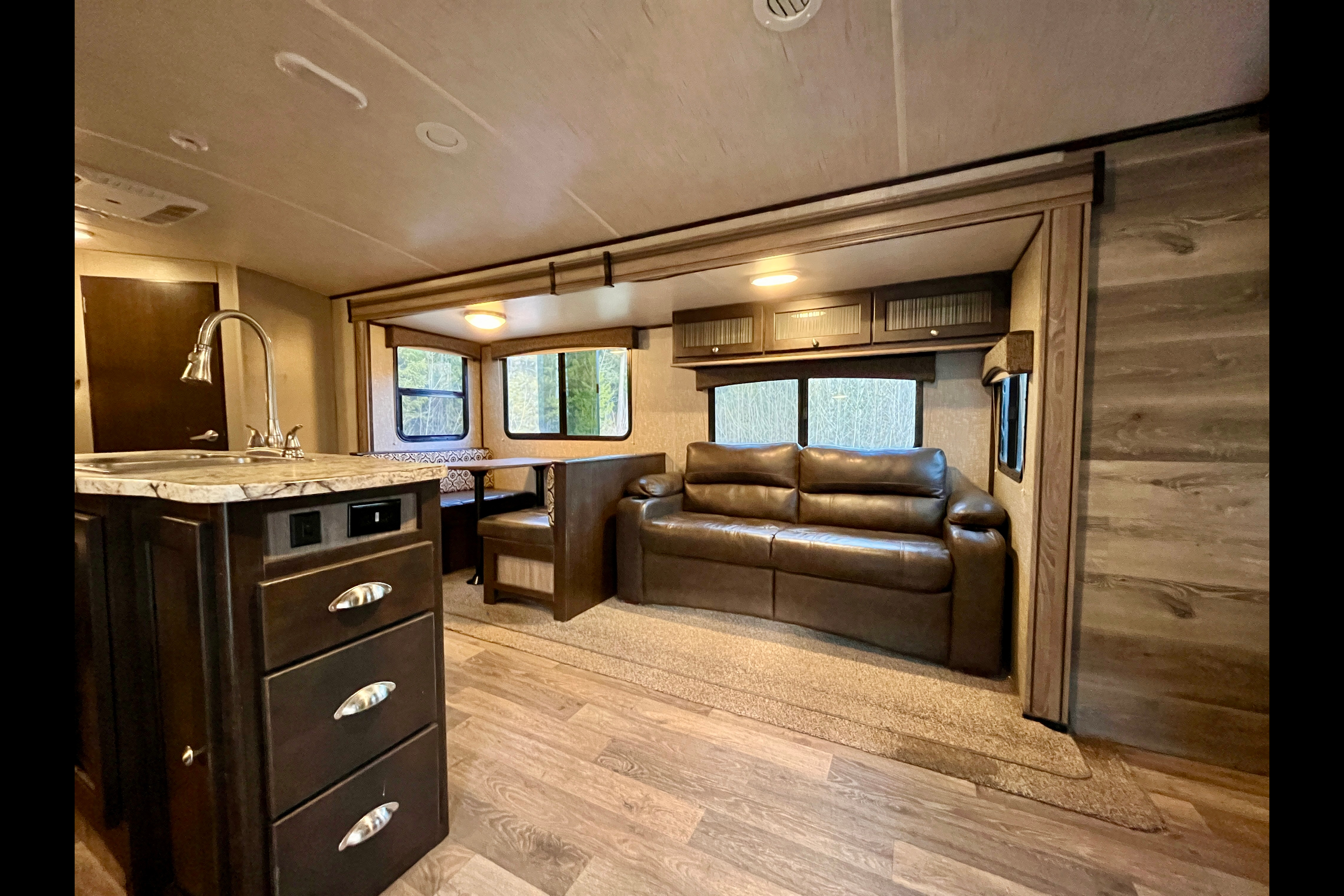 Stationary Getaway near Kelowna – Sleeps 4, Queen Bed, AC, Private Acreage with Activities
