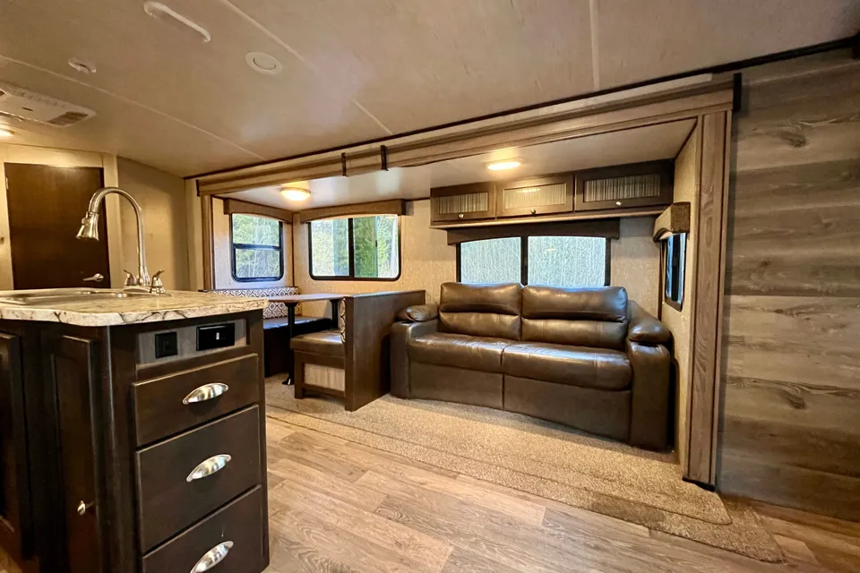 Stationary Getaway near Kelowna – Sleeps 4, Queen Bed, AC, Private Acreage with Activities