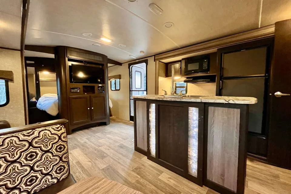 Stationary Getaway near Kelowna – Sleeps 4, Queen Bed, AC, Private Acreage with Activities