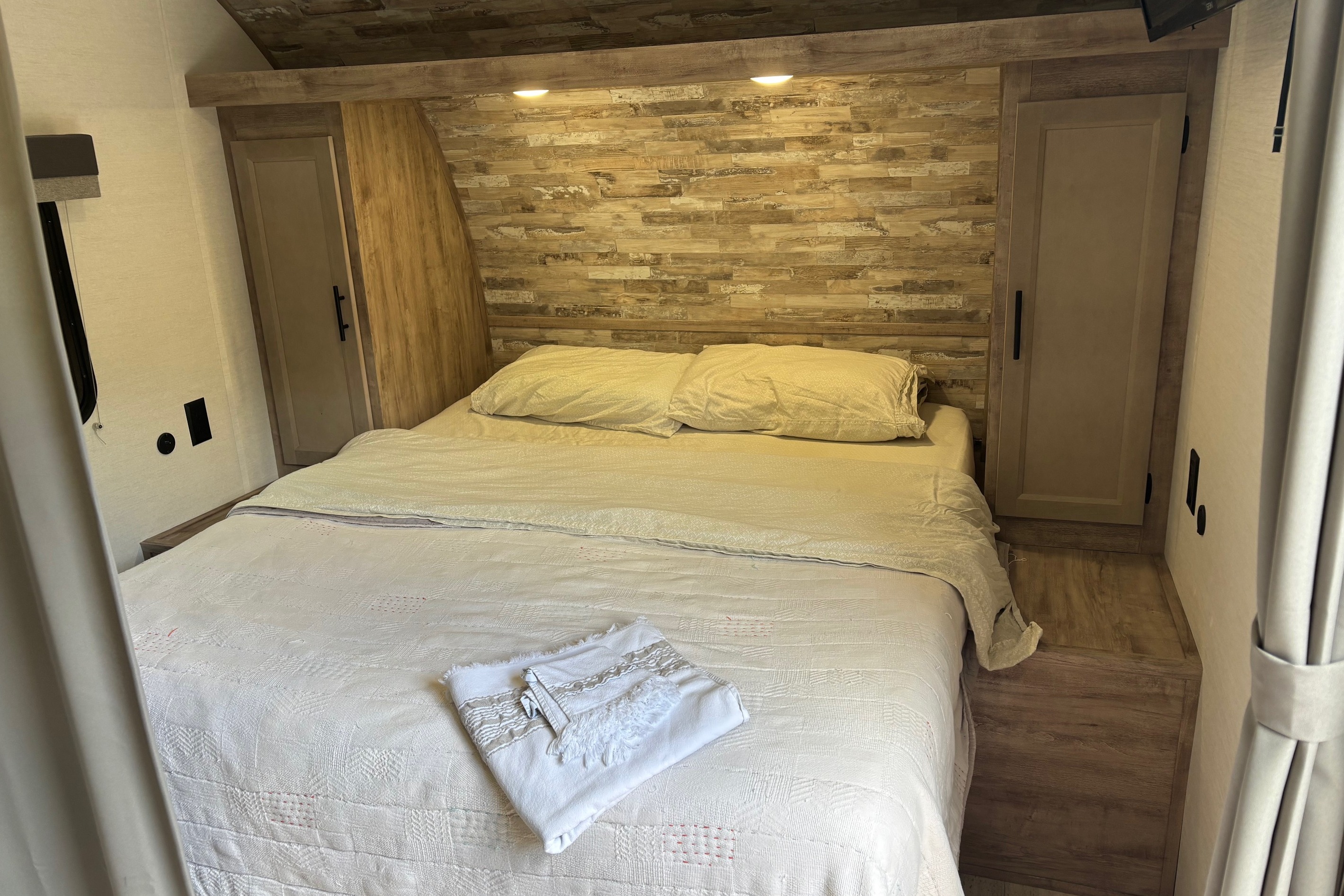 Lance's Grand River 25BH Travel Trailer