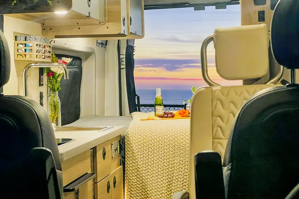 Beyond Glamping - Starlink Included - The Silver Spoon