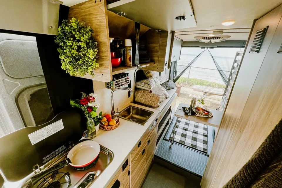 Beyond Glamping - Starlink Included - The Silver Spoon