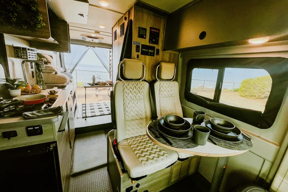 Beyond Glamping - Starlink Included - The Silver Spoon