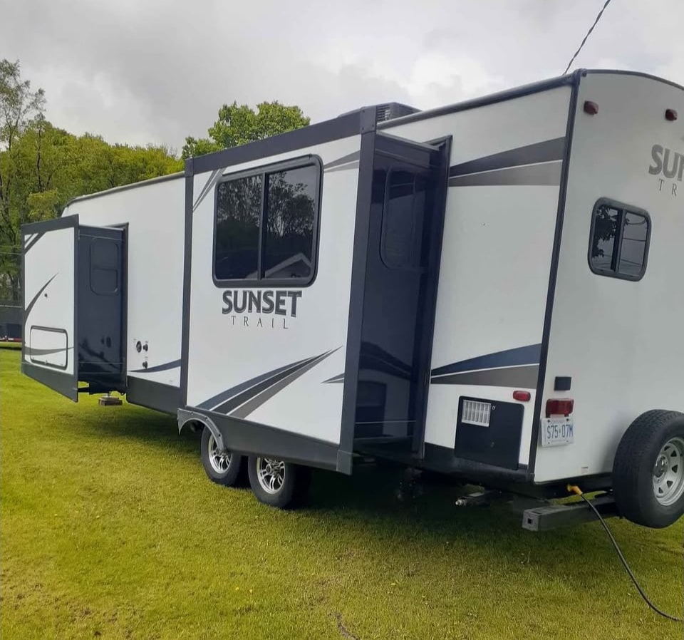 Darryl and Tieran’s Crossroads 250rk Travel Trailer