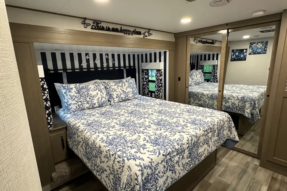 Pristine 2025 Grand Design Reflection 337 Fifth Wheel