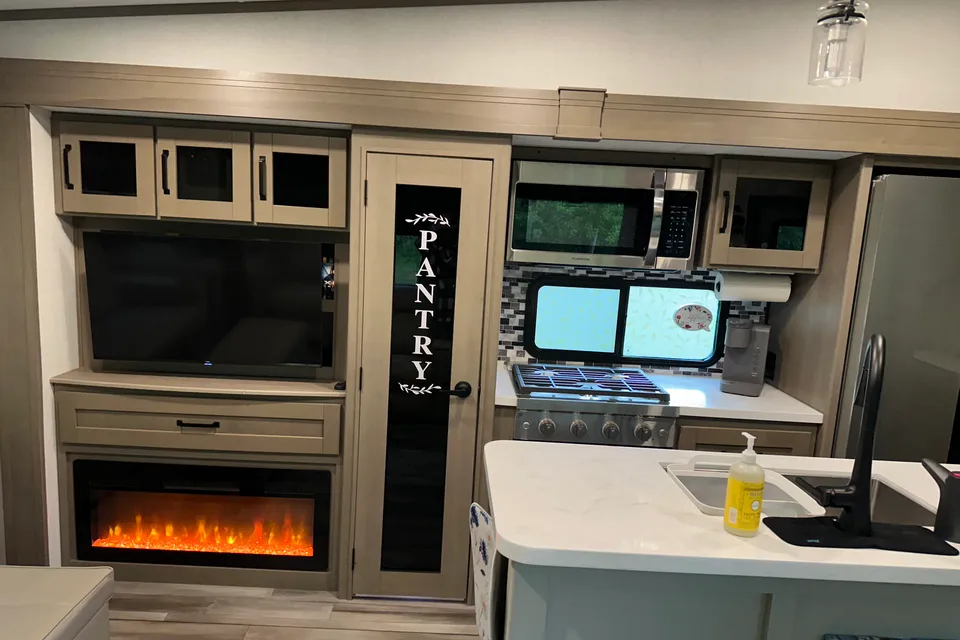Pristine 2025 Grand Design Reflection 337 Fifth Wheel