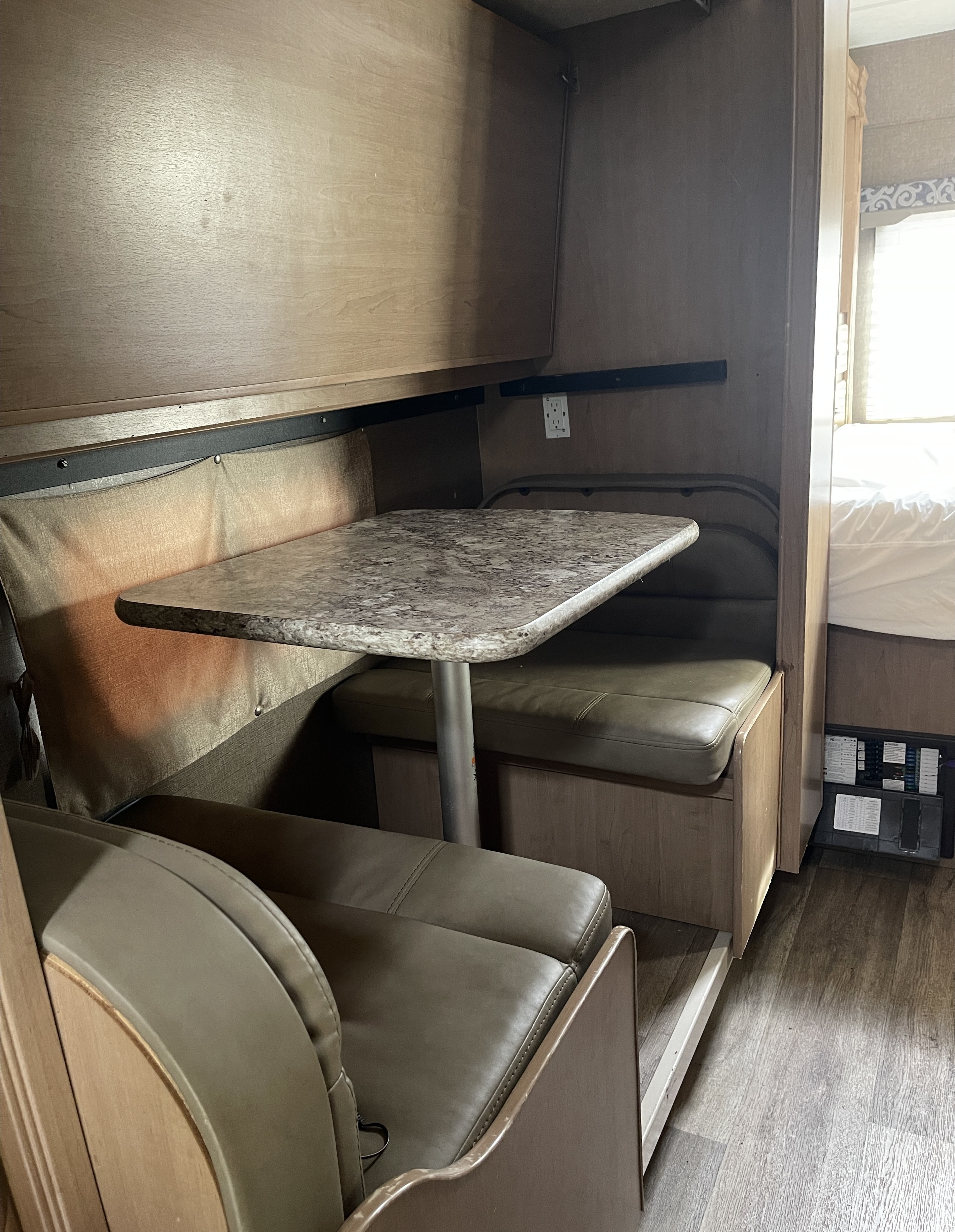 [30] Stress Free RVs - 2018 Class C - Chateau - Sleeps 10