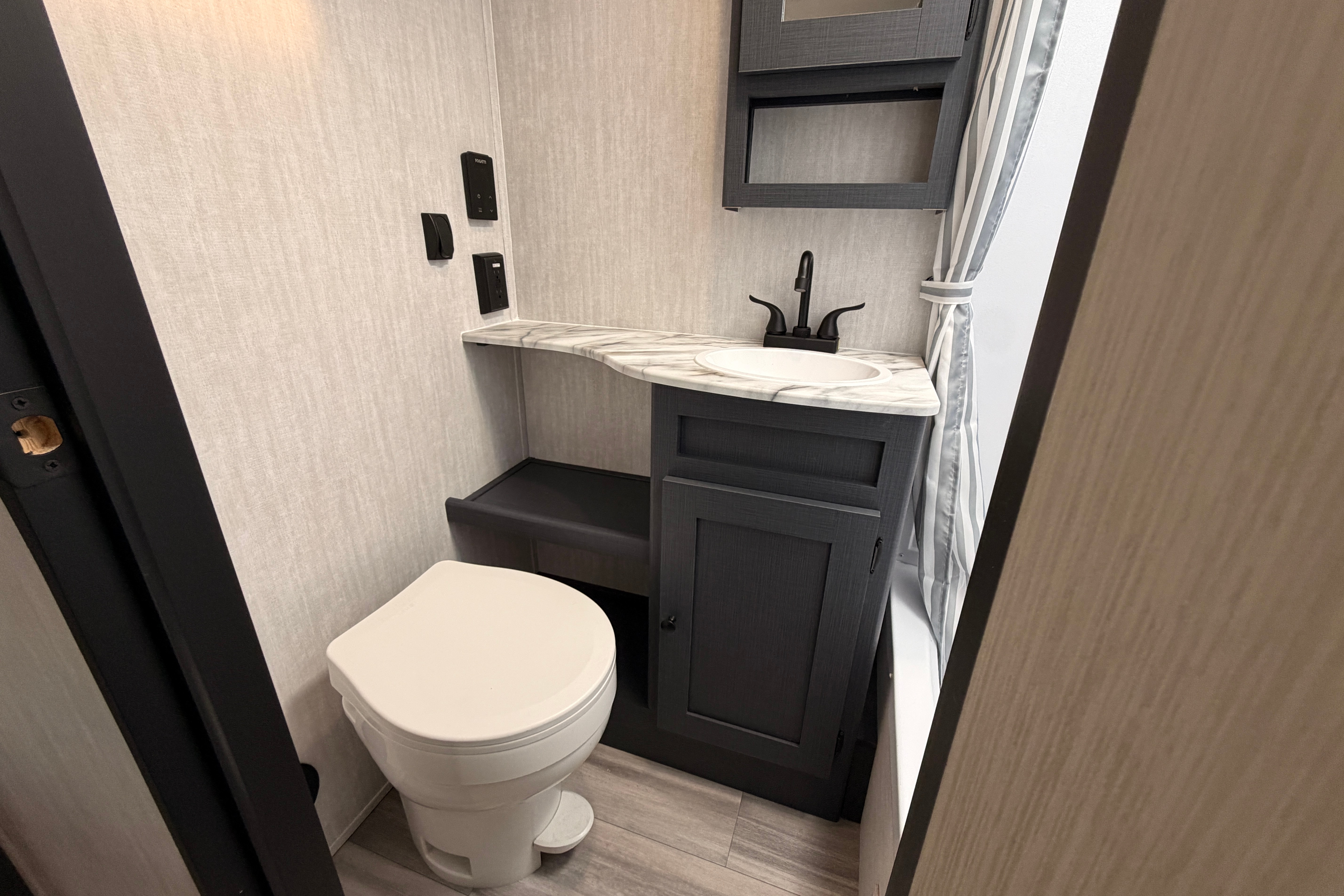 Dan's Coachmen Apex 300BHS Travel Trailer