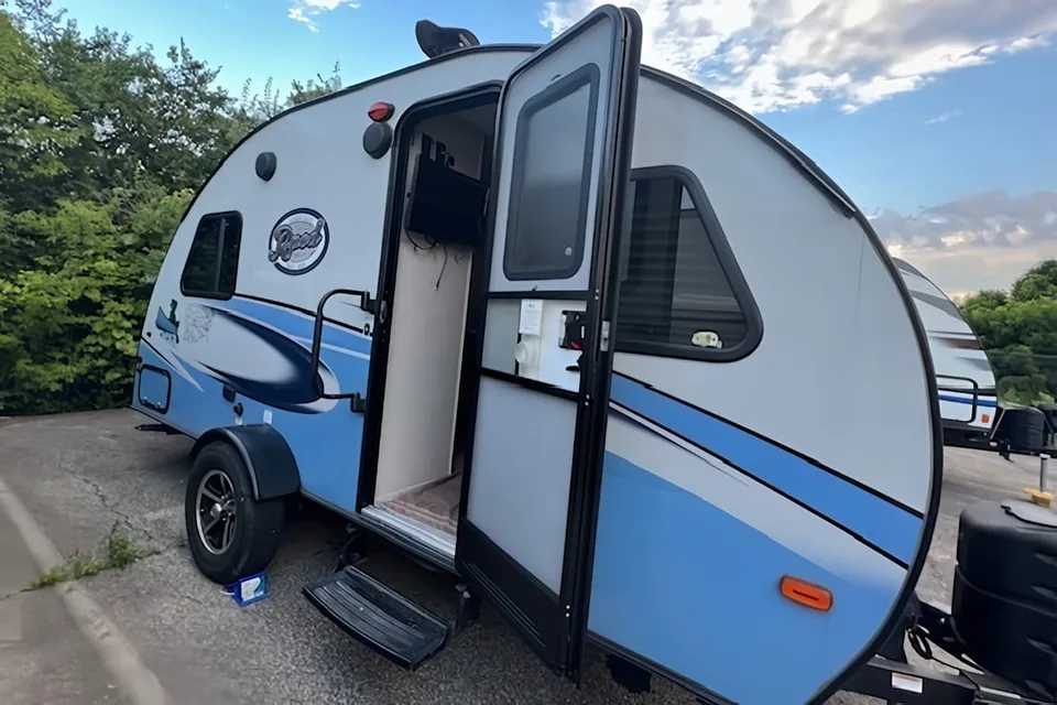 Nomadic Nature Rentals w Luxury Ammenities (R-pod)