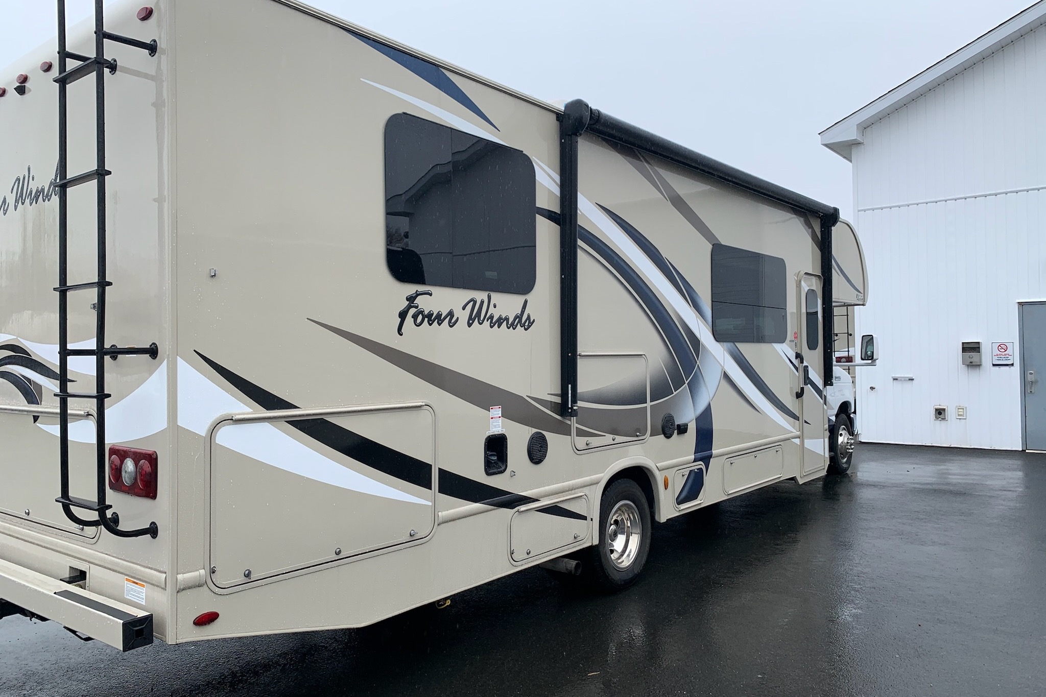Campy the Thor Motor Coach Fourwinds 31Y Class C