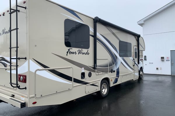 Campy the Thor Motor Coach Fourwinds 31Y Class C