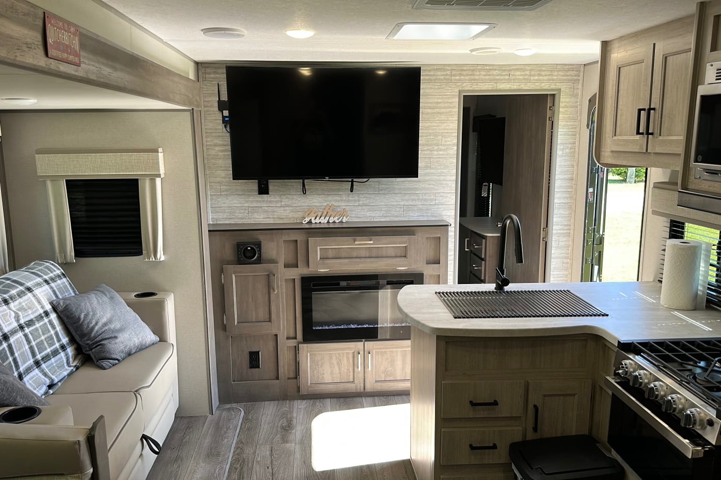 James's Coachmen Catalina Legacy Edition Travel Trailer